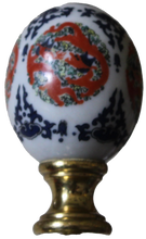 Load image into Gallery viewer, Porcelain Red Medellion Kui Dragons and Ruyi Final with Brass Base